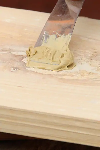 La pâte à bois fait des taches claires