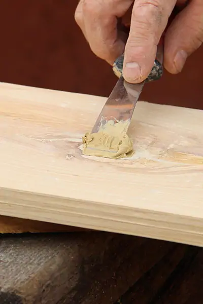 pâte à bois - mastic pour lisser et réparer les meubles en bois